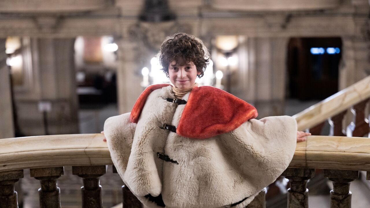 Max (10) is jongste modeontwerper ooit en maakt jurken van gerecycleerde parachutes en Hermès-tassen