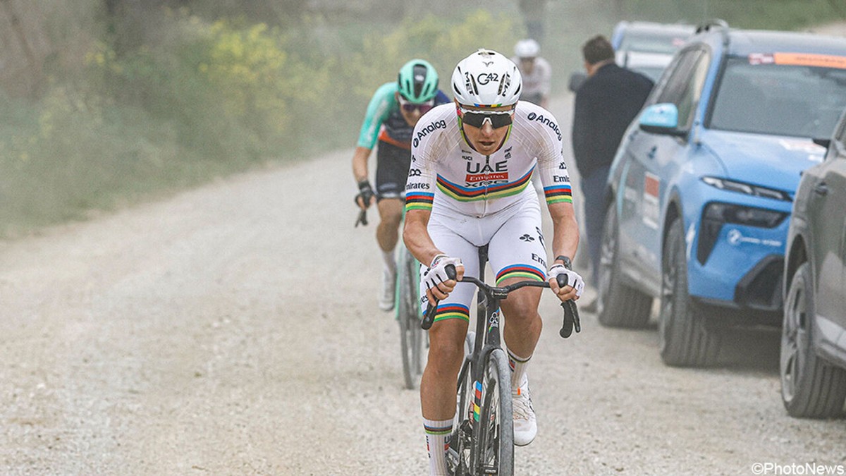 Hij doet het opnieuw op de Monte Sante Marie: Paul Seixas spartelt tegen, maar Tadej Pogacar vat solo van 78 kilometer aan