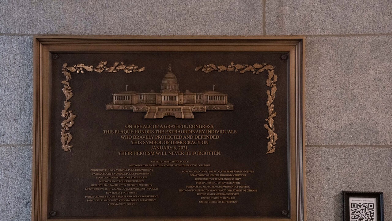 Gedenkplaat voor slachtoffers bestorming Capitool in alle stilte in het midden van de nacht opgehangen