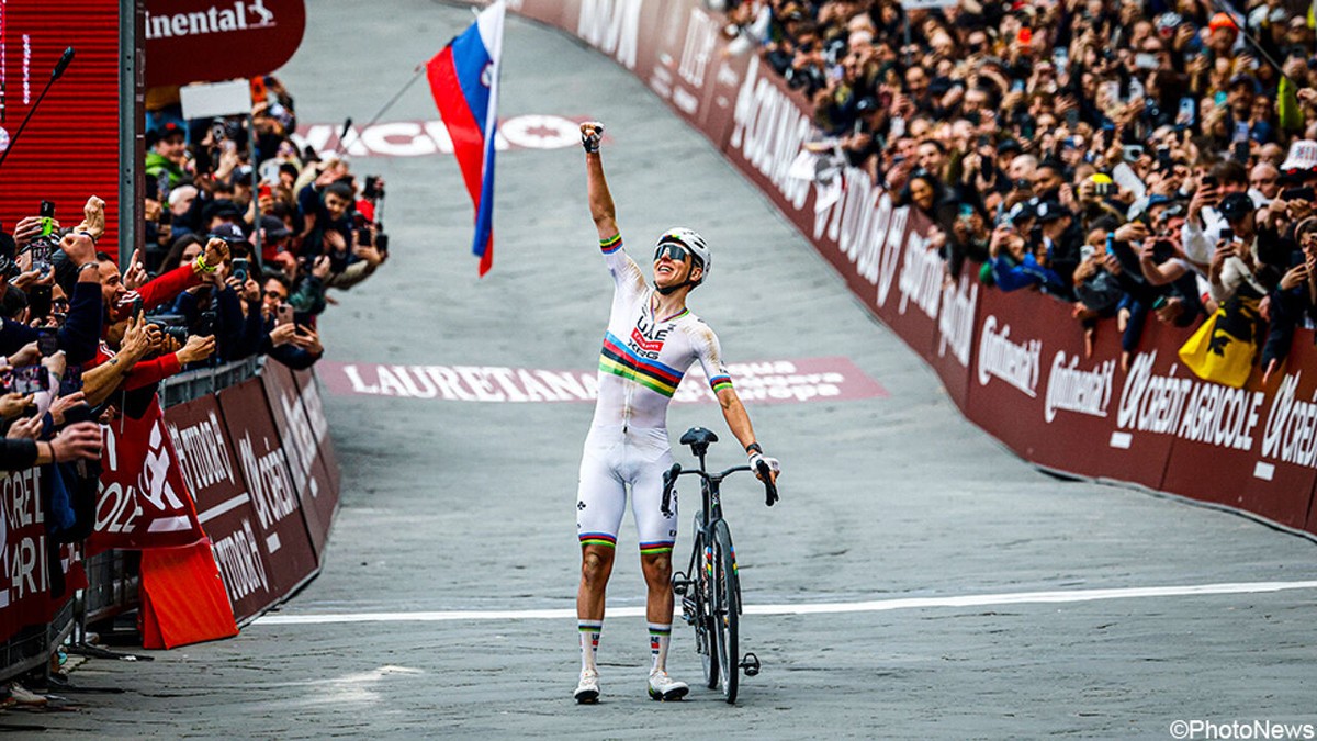 Een nieuw jaar, maar hetzelfde liedje: Tadej Pogacar wint zijn 4e Strade Bianche na zoveelste monsterlijke solo