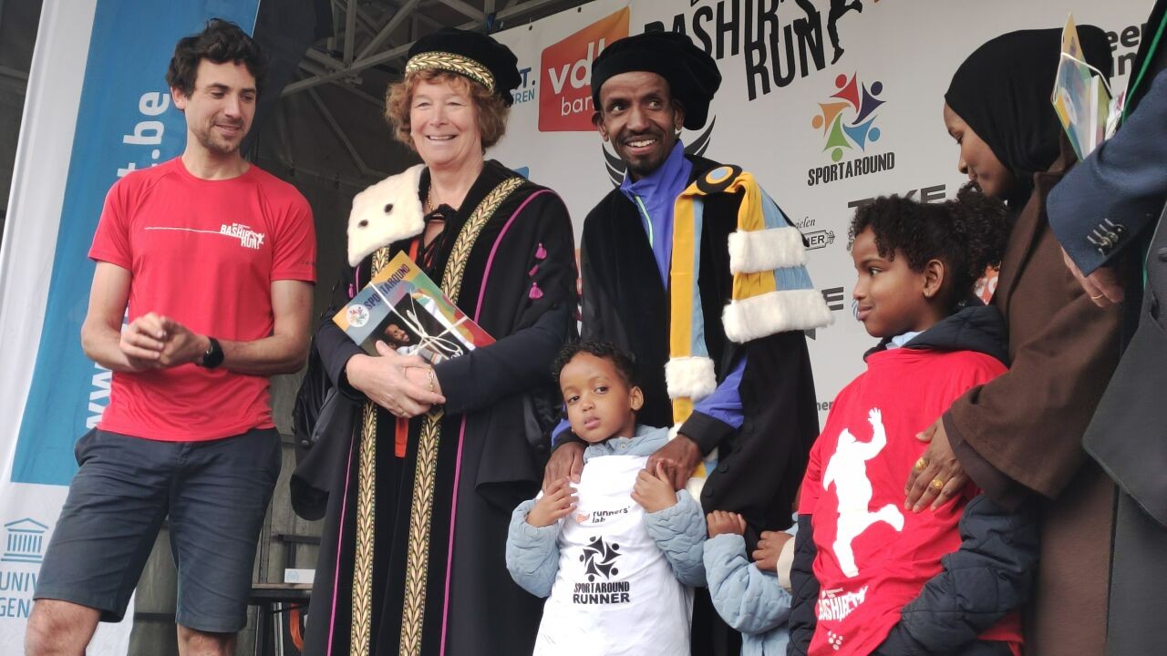 Bashir Abdi krijgt eredoctoraat UGent en verbetert Belgisch record halve marathon