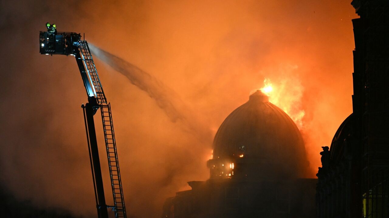 Grote brand in centrum van Glasgow, gebouw deels ingestort en treinverkeer onderbroken