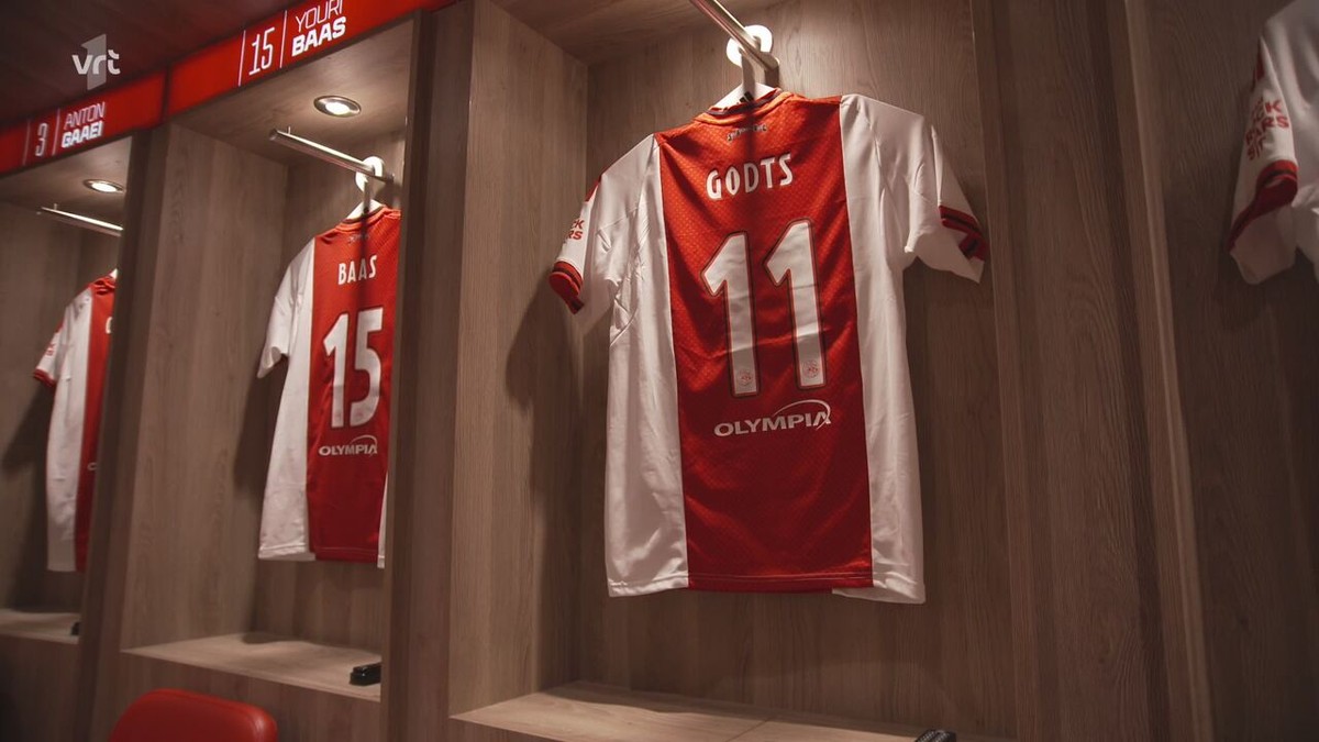 Op bezoek bij Mika Godts in Ajax: "Mooie grote topclub in Spanje: dan kan je tussen 2 kiezen"