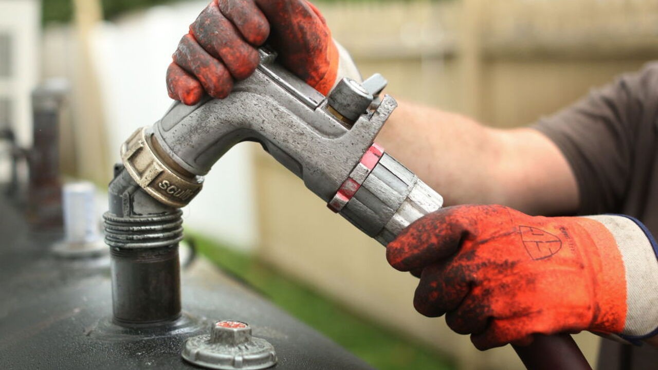 Prijs ruwe olie boven 100 dollar per vat, Mojtaba Khamenei volgt zijn gedode vader ayatollah Ali Khamenei op