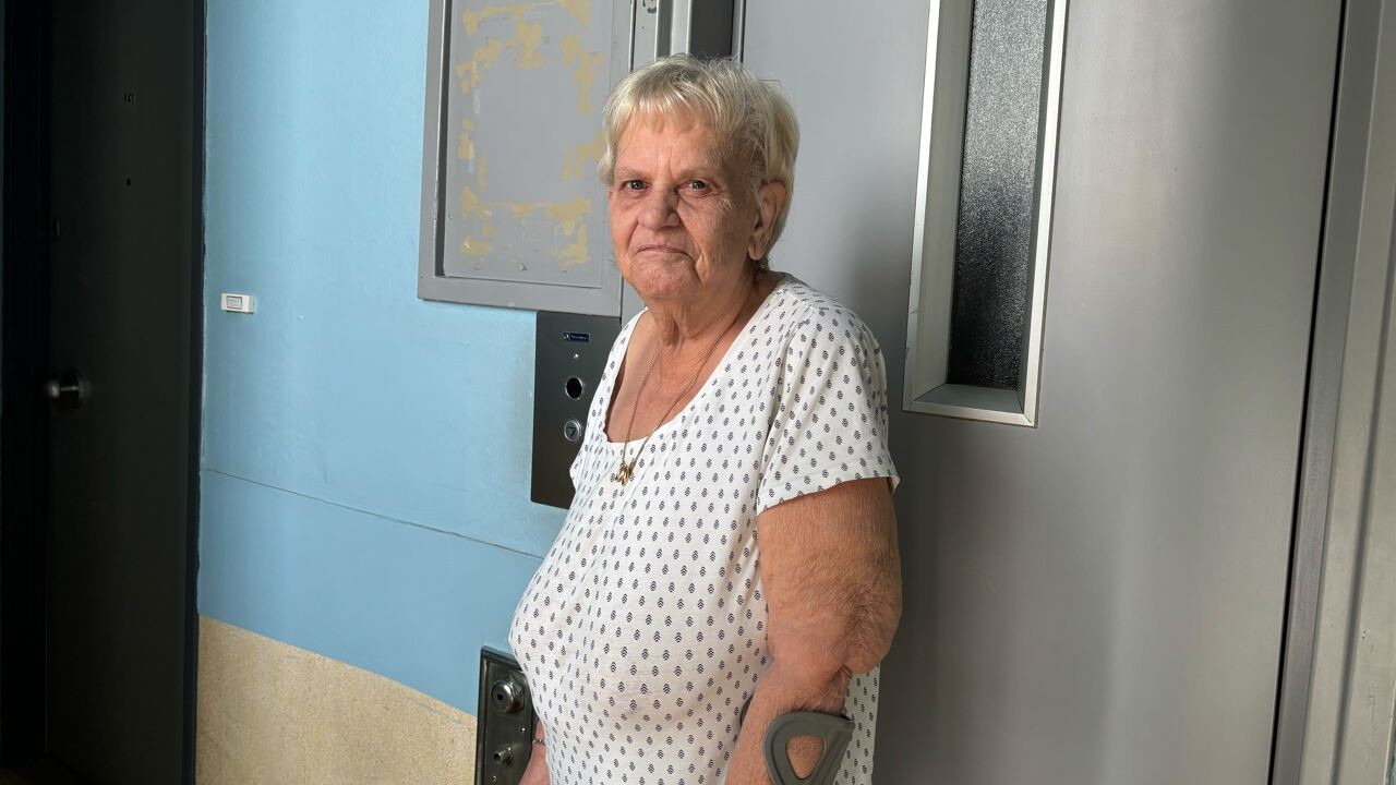 Marta (75) zit al maand opgesloten in sociaal appartement in Antwerpen door kapotte lift: "Ongezien, ik ben volledig afhankelijk van anderen"