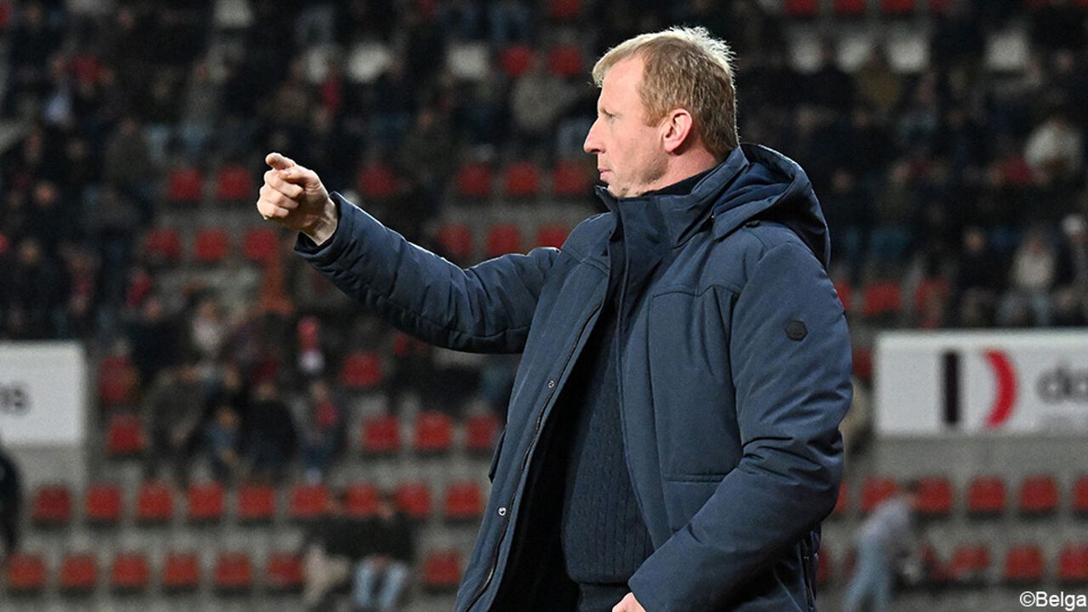 Zulte Waregem neemt afscheid van coach Sven Vandenbroeck na 0 op 12
