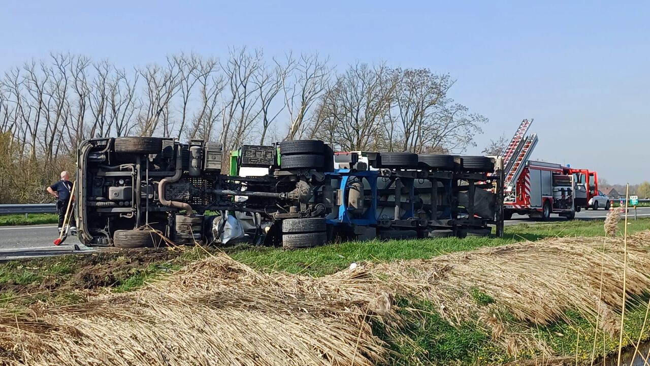 Vrachtwagen kantelt en vat vuur op E403 in Torhout: file tot aan Lichtervelde
