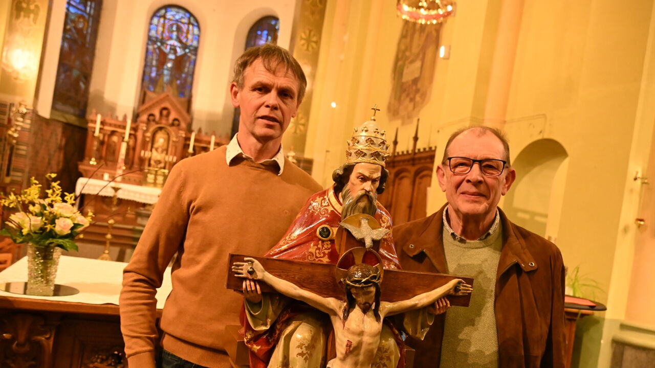 Drievuldigheidsbeeld van Paardenprocessie in Kester volledig gerestaureerd: "2 maanden werk aan gehad"