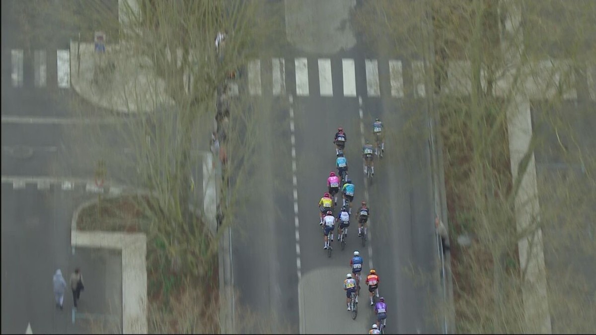 VIDEO - Spannende sprint in rit 2 van Parijs-Nice, met verrassende Duitse winnaar