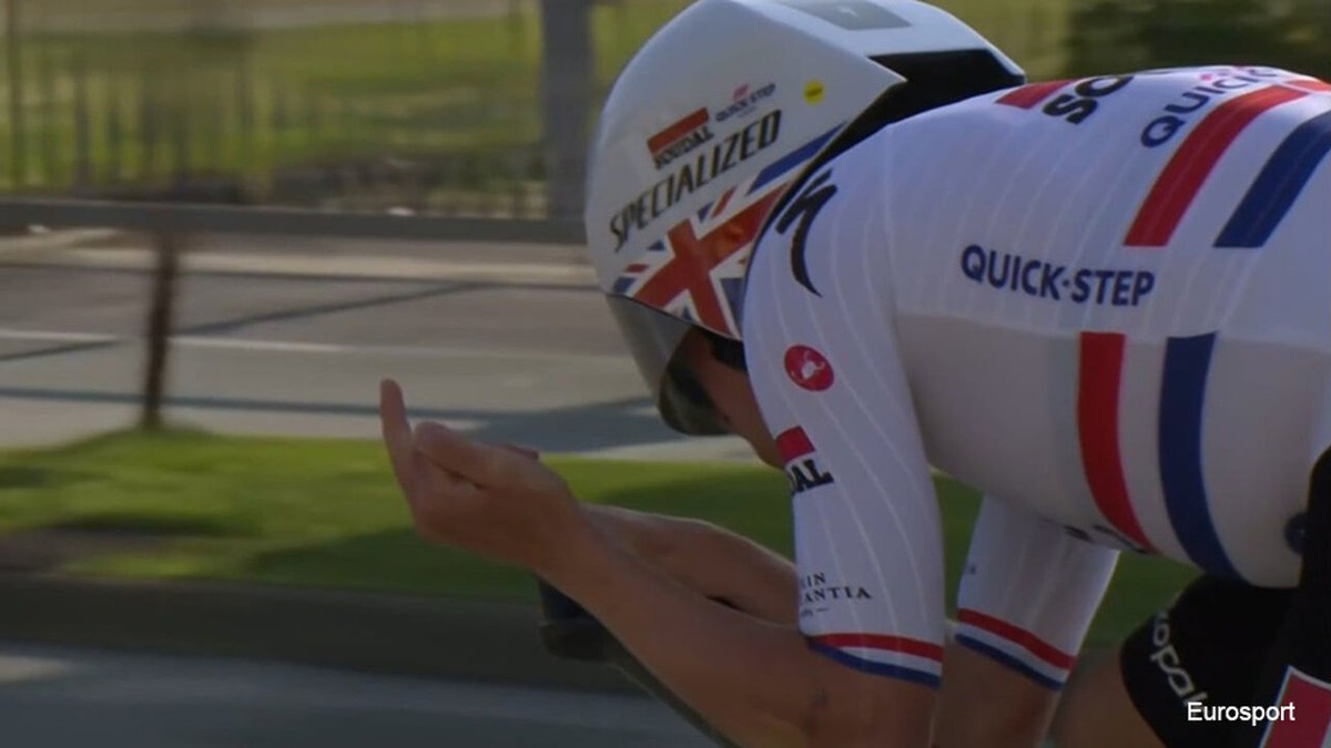 Een dure grap: Ethan Hayter krijgt boete voor middelvinger in Tirreno-Adriatico