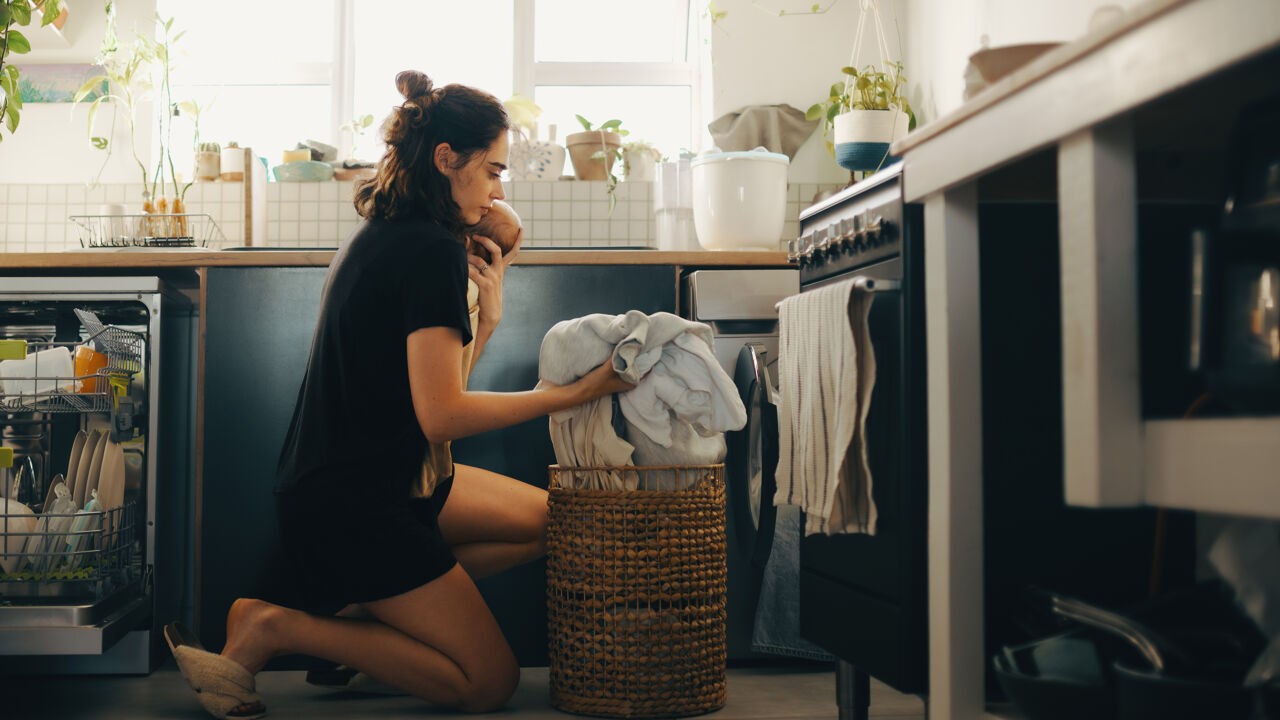 Na uitspraak Jambon dat vrouwen meer moeten werken: "Ook die onbetaalde shift thuis moeten we meetellen"