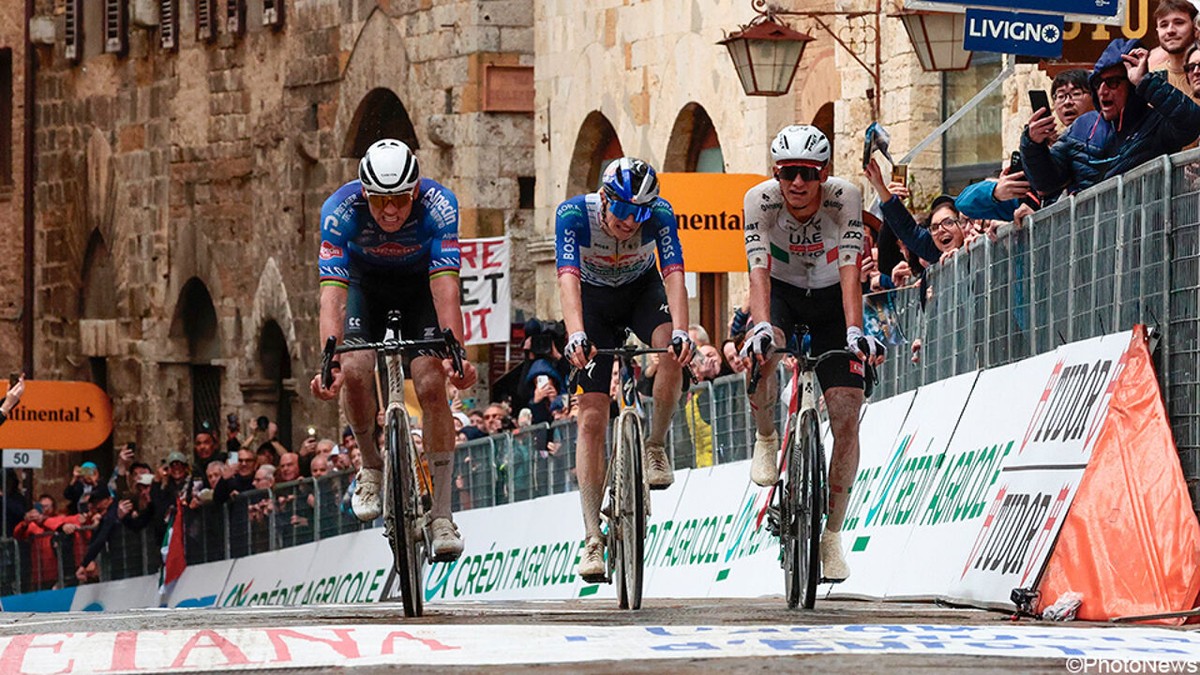 Mathieu van der Poel maakt favorietenrol waar in spectaculaire en spekgladde grindrit in Tirreno-Adriatico