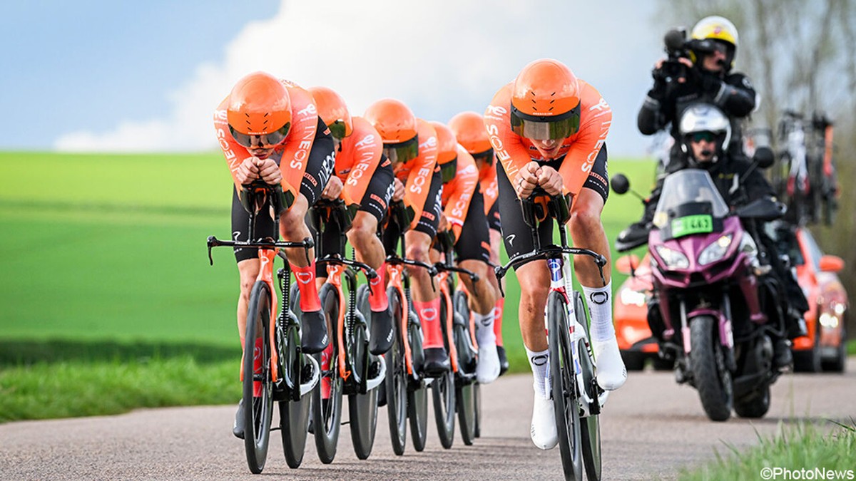 Ineos Grenadiers wint boeiend titanenduel in ploegentijdrit, Juan Ayuso vangt de gele leiderstrui als troostprijs