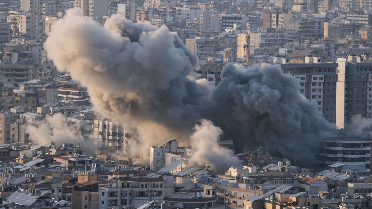 Dodental Libanon loopt op tot 570, Amerikaanse minister zegt dat eerste olietanker door marine is begeleid in Straat van Hormuz