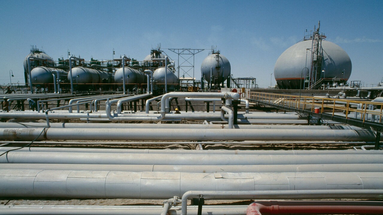 Internationaal Energieagentschap gaat strategische oliereserves vrijgeven om prijsstijging tegen te gaan