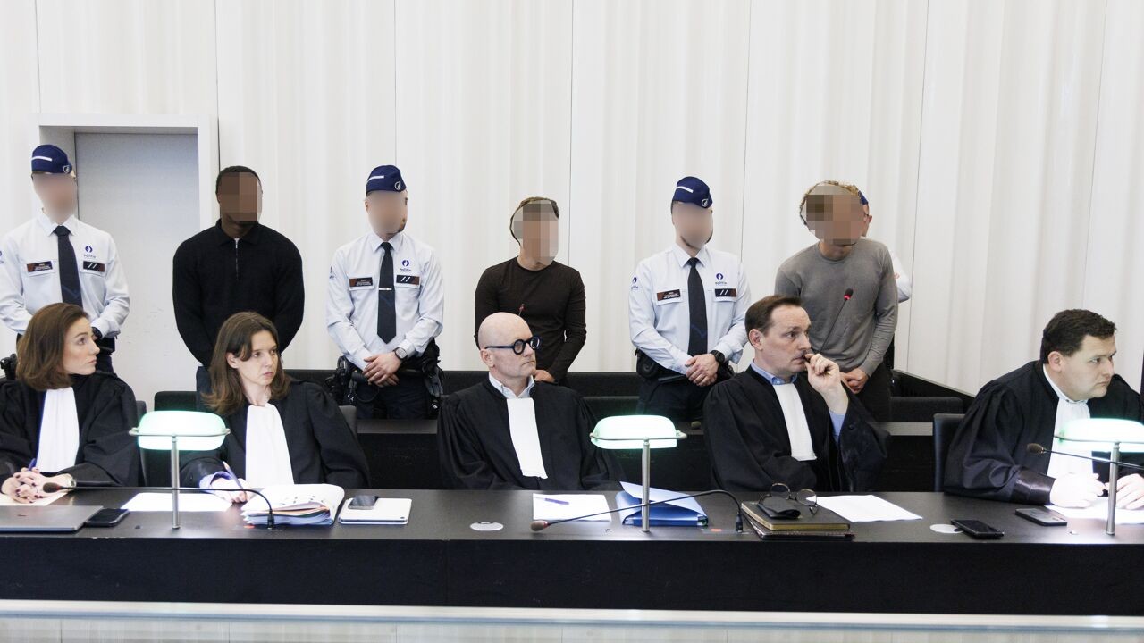 Aanklager wil 25 jaar, verdediging 5 jaar: jury in beraad over straffen op proces over dood David Polfliet