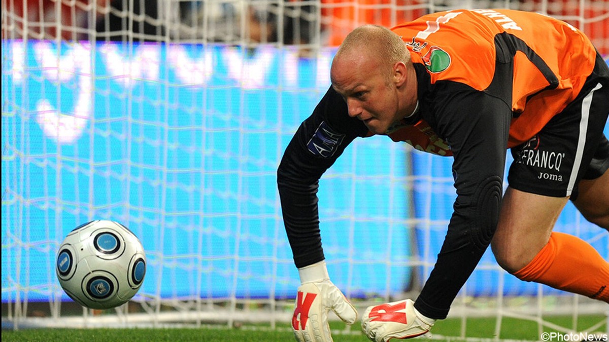 Het pijnlijke bestaan van de blunderkeeper: "In mijn frituur vragen mensen of ik de keeper van dát doelpunt ben"