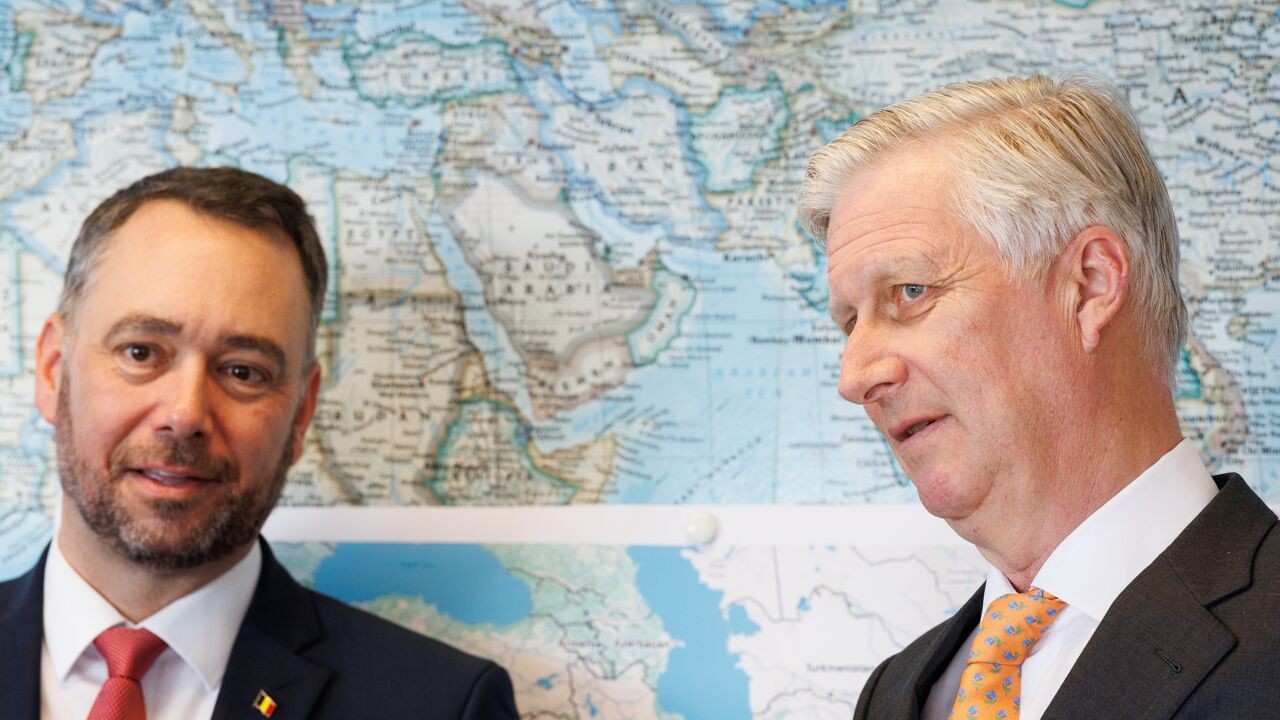 Eén telefoontje van de koning: hoe Filip crisis na crisis helpt achter de schermen