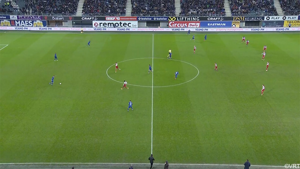 LIVE - Na medische interventie bij supporter voetballen we dan toch in Gent! Wie trekt er aan het langste eind?