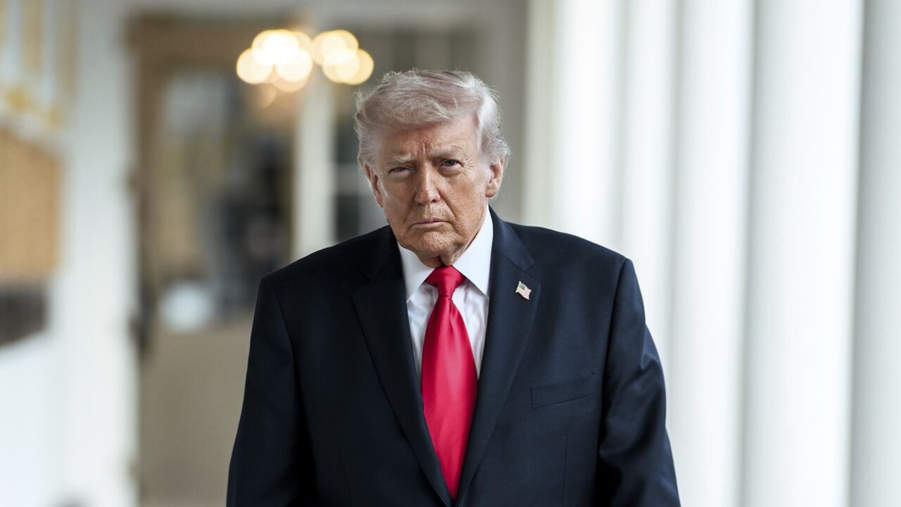 Trump kondigt verhoogde importtarieven van 25 procent aan op voertuigen uit de EU, Commissie dreigt met tegenacties