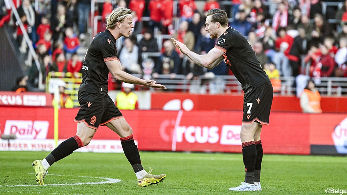 Ondanks dé misser van het jaar: Standard speelt met vuur tegen tienkoppig Antwerp, maar late goal reanimeert play-offdroom