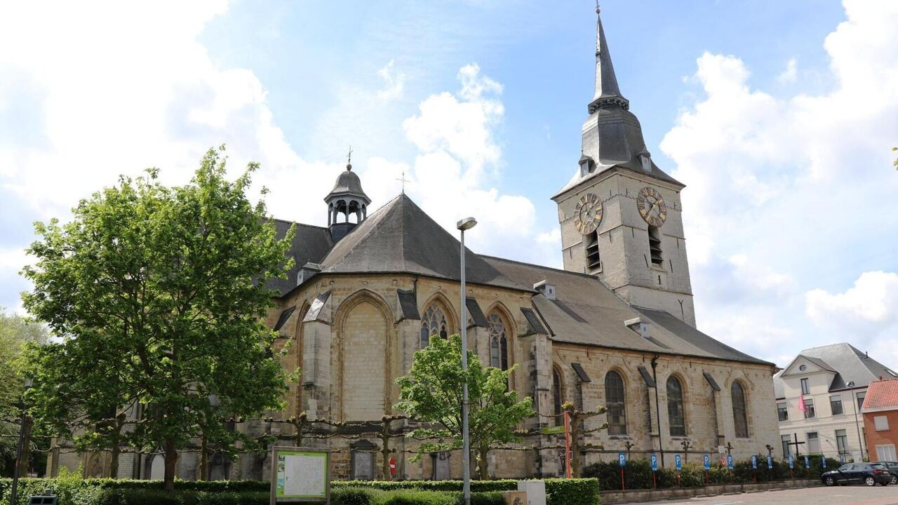 Man van 54 overleden na ongelukkige val op het kerkplein van Merchtem