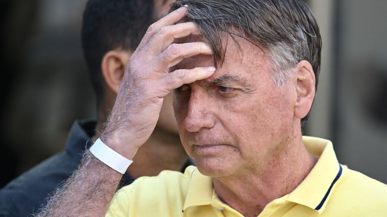 Longonsteking houdt Jair Bolsonaro op intensieve zorg, nierfunctie wel verbeterd