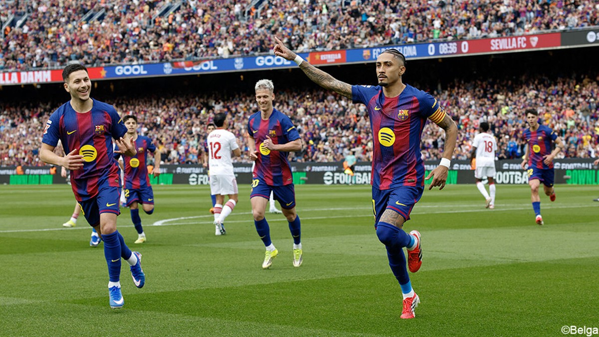 Twee vroege penalty's plaveien de weg voor forse uithaal van Barcelona, Raphinha is hattrickheld tegen Sevilla