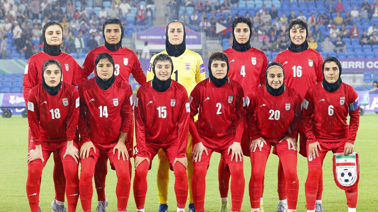 Ook kapitein van Iraanse vrouwenvoetbalploeg trekt asielaanvraag in Australië in, en stapt samen met 3 andere spelers op vliegtuig