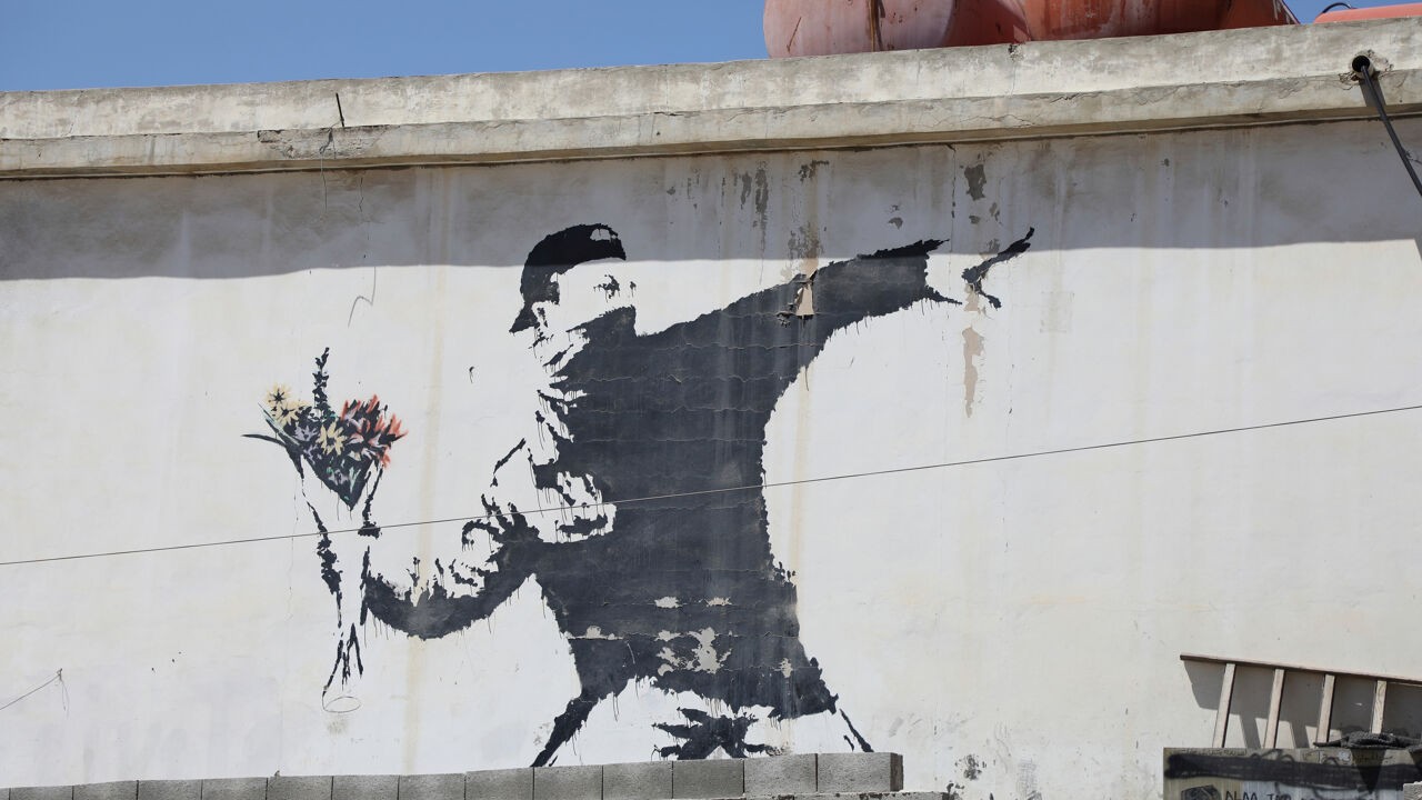 Hoe Reuters de identiteit van Banksy kon ontmaskeren, of toch niet helemaal? "Zijn anonimiteit is zijn verdienmodel"