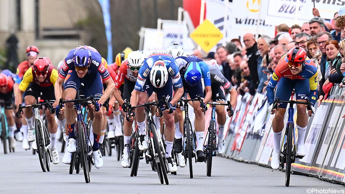LIVE - Weinig wind voorspeld in De Moeren: welke snelle man volgt Edward Theuns op in Bredene-Koksijde Classic?