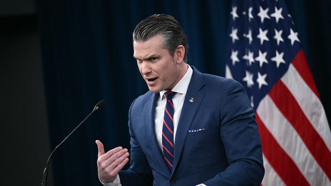 "Taal is de voorloper van het handelen": hoe de rauwe woordkeuze van politici als Pete Hegseth geen toeval is