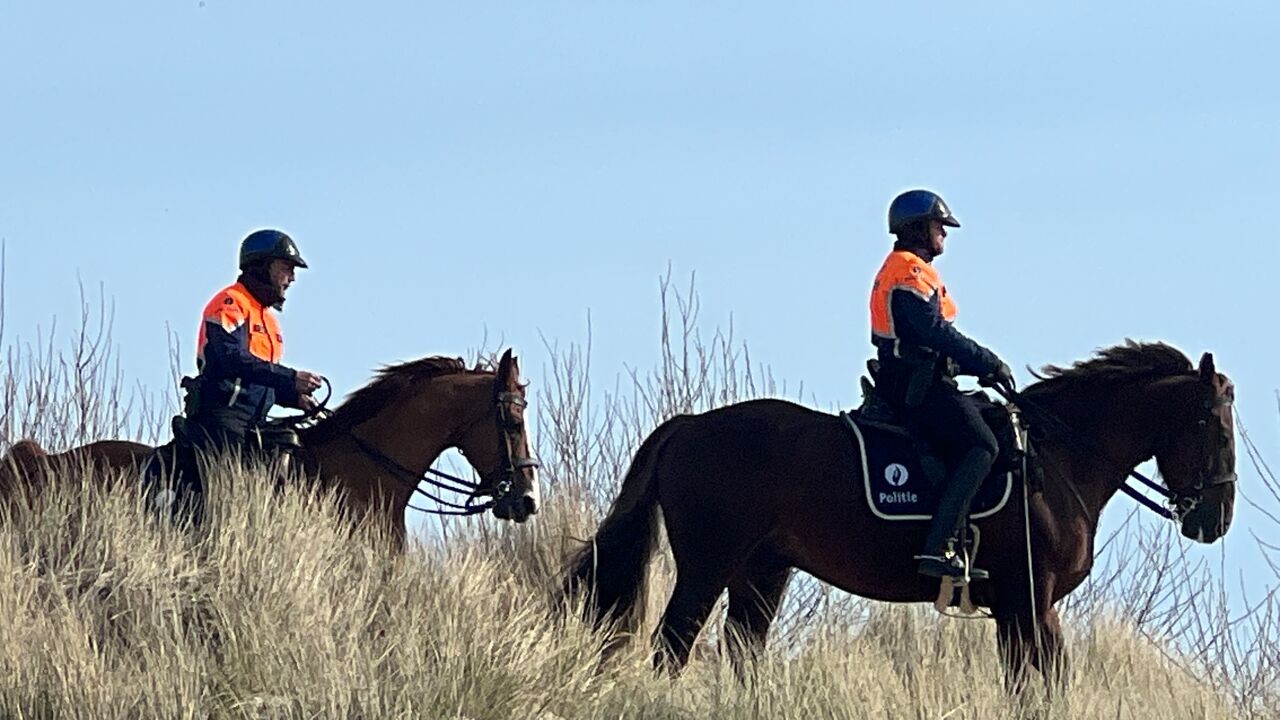 Politie sluit grens met Frankrijk af en spot 30 transmigranten op zee voor kust in Middelkerke