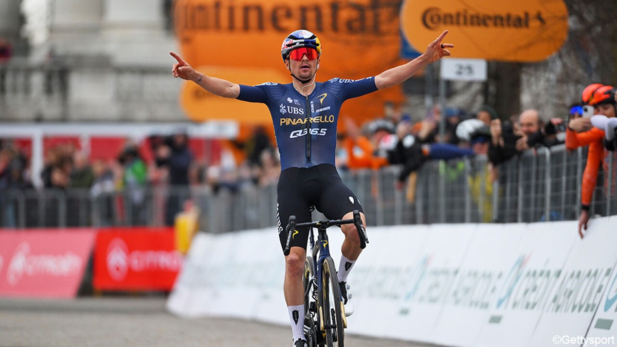 Na schifting van Uijtdebroeks: Tom Pidcock knalt op Colle di Superga koelbloedig naar zege in Milaan-Turijn