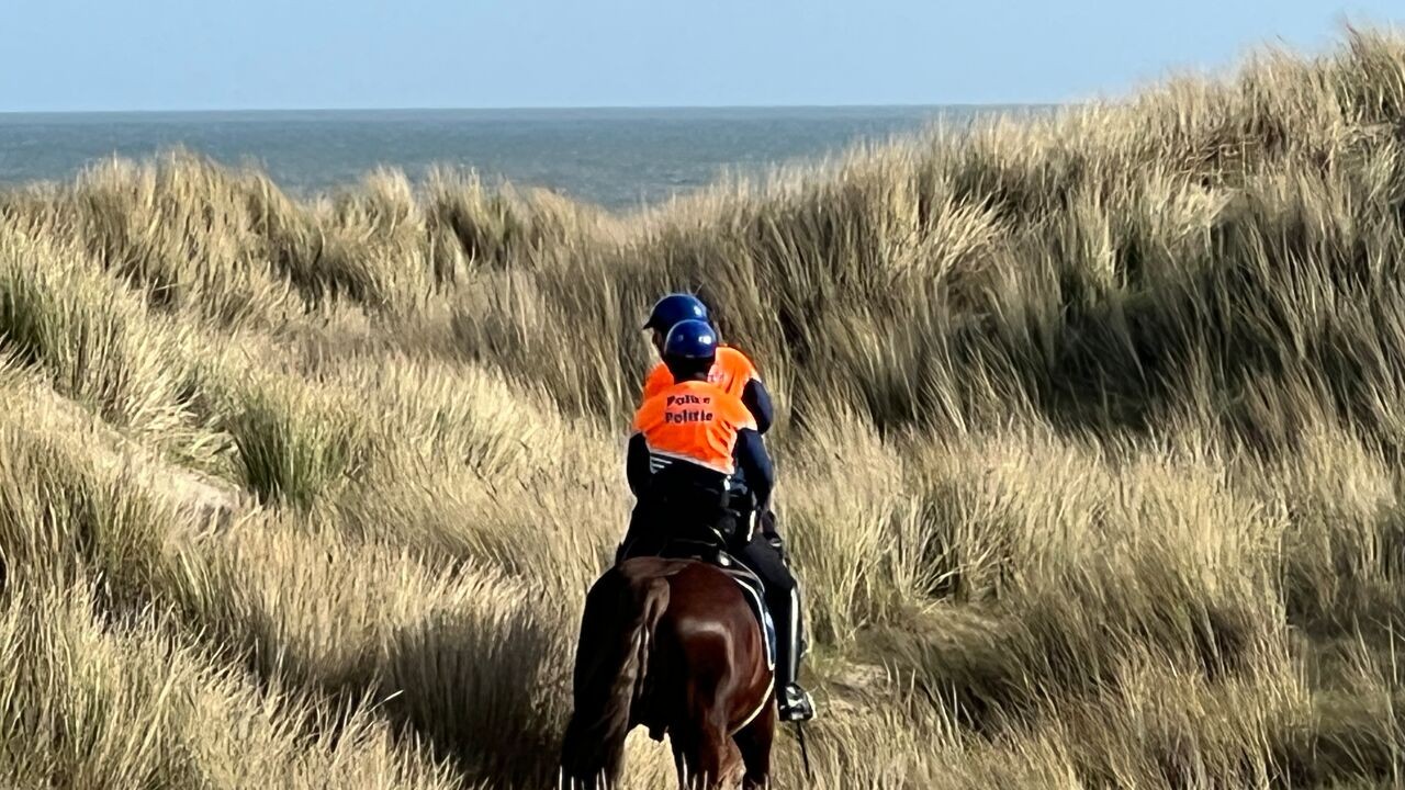 Politie sluit grens met Frankrijk af en spot 30 transmigranten op zee voor kust in Middelkerke
