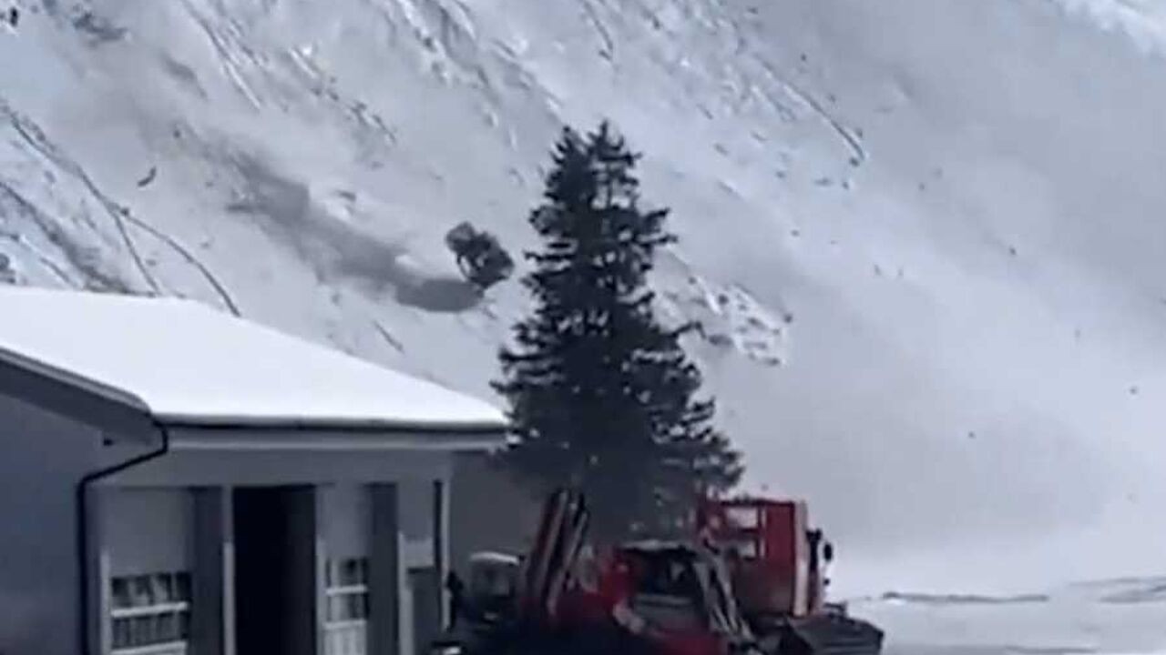 Gondel van kabelbaan stort neer van berghelling in Zwitserland, sprake van zeker 1 gewonde