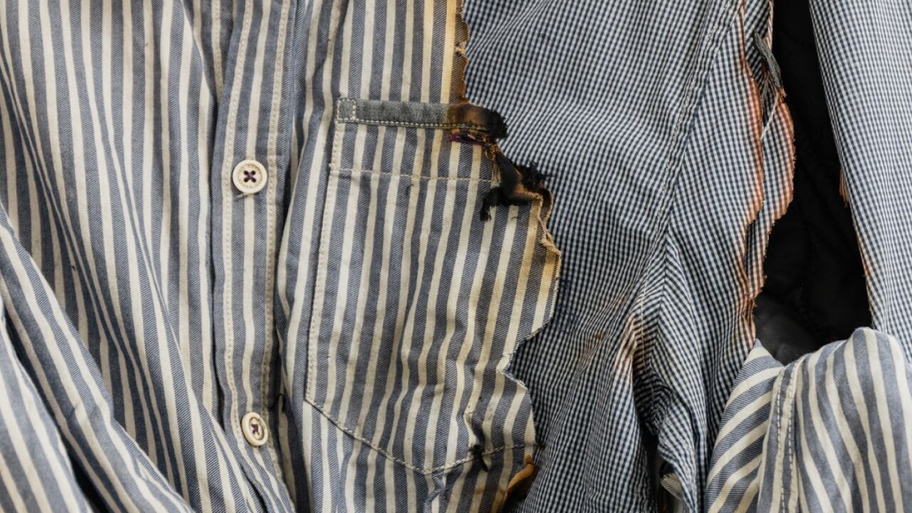 "We konden toch niet zomaar bebloed paspoort opsturen?" Agenten Karima en Patrick zoeken al 10 jaar naar eigenaars van bagage na aanslagen