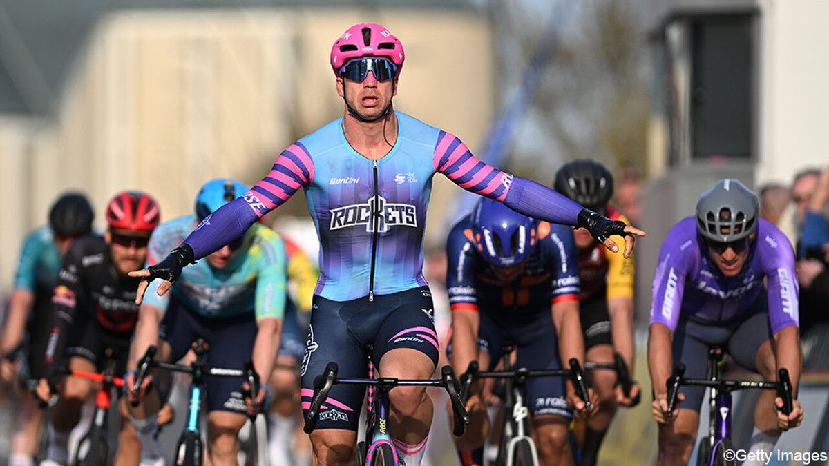 Wat een raket! Dylan Groenewegen knalt in massasprint machtig naar zege in Bredene Koksijde Classic
