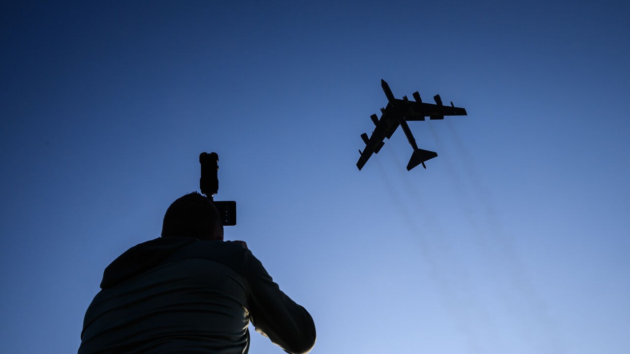 VS mogen Britse basissen gebruiken om doelwitten in Straat van Hormuz aan te vallen, Trump vindt die beslissing "nogal laat"