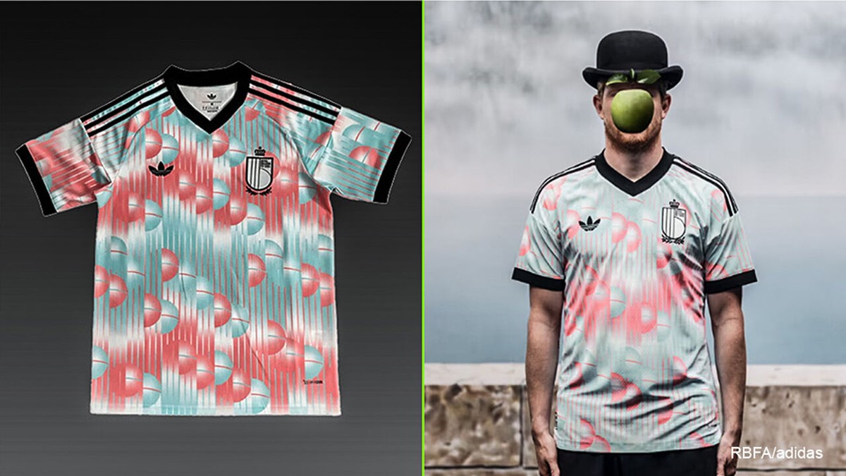 Retrodesign met lichtblauwe en roze tinten en eerbetoon aan Magritte: dit is het nieuwe uitshirt van de Rode Duivels voor het WK