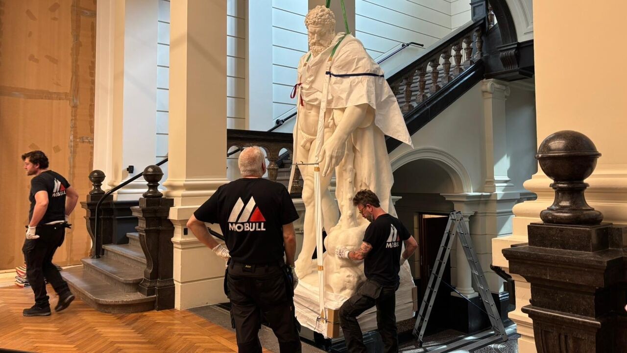 800 kilogram en 3,3 meter hoog: Hercules-beeld verlaat KMSKA op spectaculaire wijze