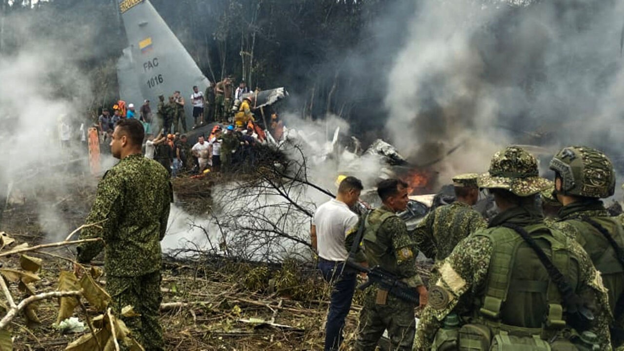 Militair transportvliegtuig stort neer in Colombia: 66 doden en tientallen gewonden