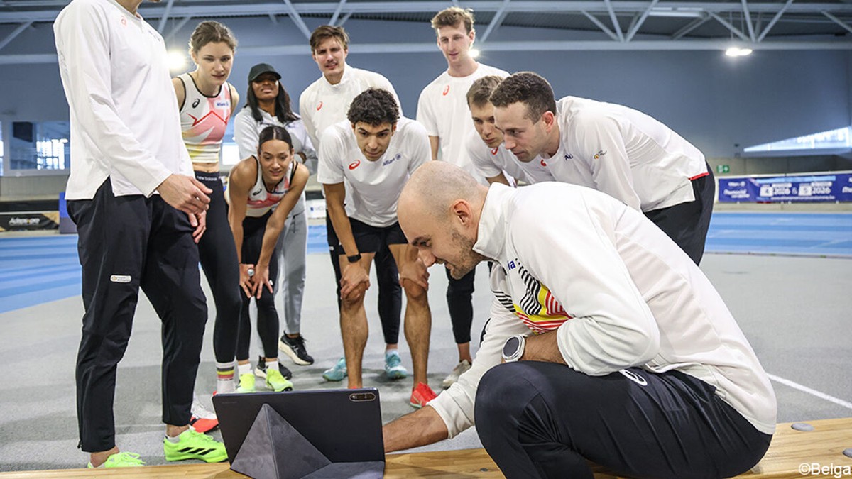 Na "veel gedoe" haalt estafettecoach zijn gram met twee WK-medailles: "Dit kleine land kan meedoen met de wereld"