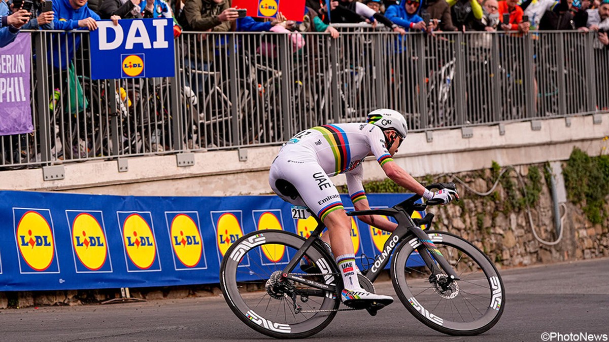 "Een geluk dat er niks is gebeurd": Tadej Pogacar won Milaan-Sanremo ... met gebarsten frame