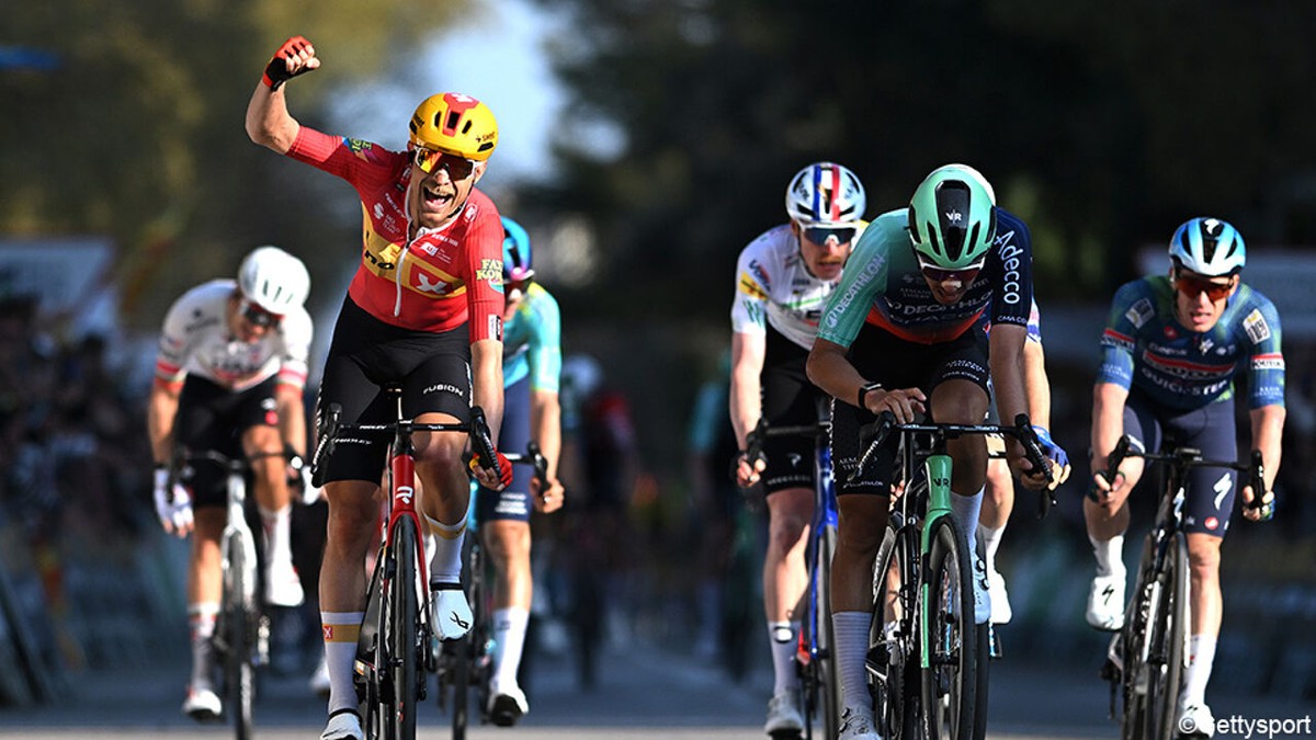 En of hij het nog kan: met machtige eindsprint knalt Magnus Cort Nielsen (33) naar zege in Catalonië