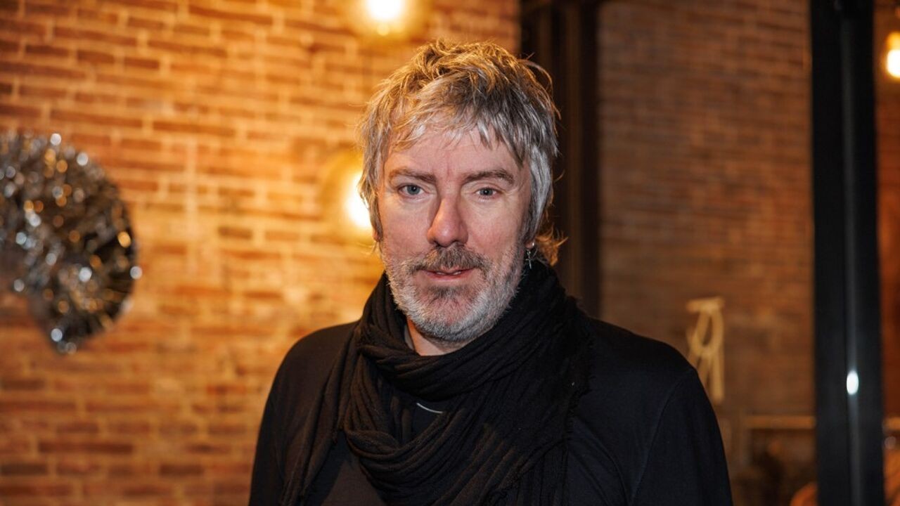 Nederlandse radio-dj loopt weg tijdens uitzending door doodsbedreiging na ophefmakend interview