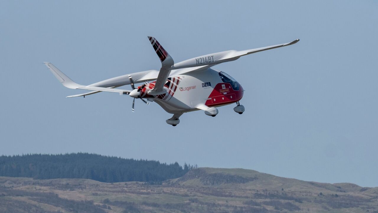 Doorbraak voor elektrisch vliegen? Schotse luchtvaartmaatschappij levert post af met batterij-vliegtuigje