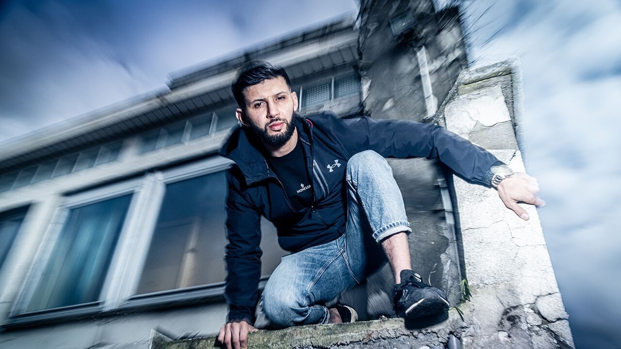 Kandidaat verdacht van moordpoging, maar Play zendt 'Klopjacht' toch uit