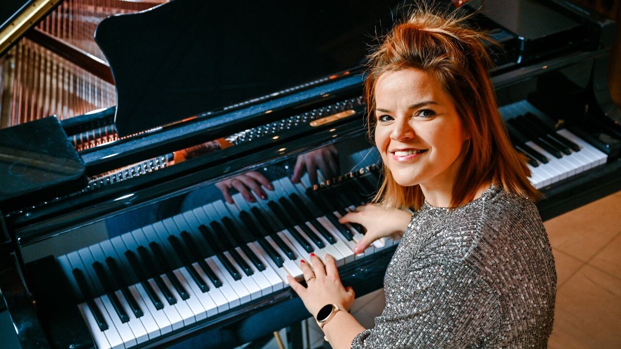 Zangeres Celien Hermans slachtoffer van fake news: valse zwangerschapsberichten kosten haar optredens