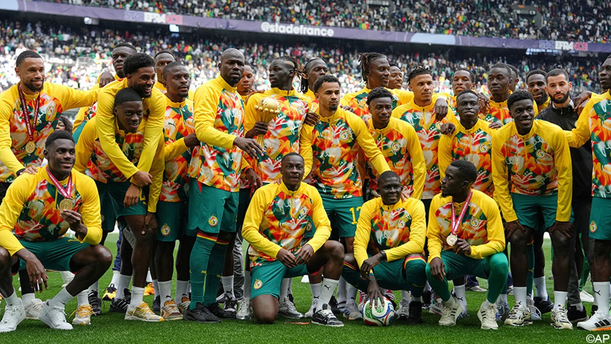 Nog meer olie op het vuur: Senegal paradeert met 'verloren' Afrika Cup in Parijs, Marokko overweegt rechtszaak